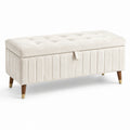 Banc de rangement en velours beige avec pieds en bois