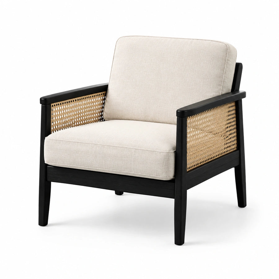 Fauteuil en bois avec accoudoirs en rotin et coussins en lin écru